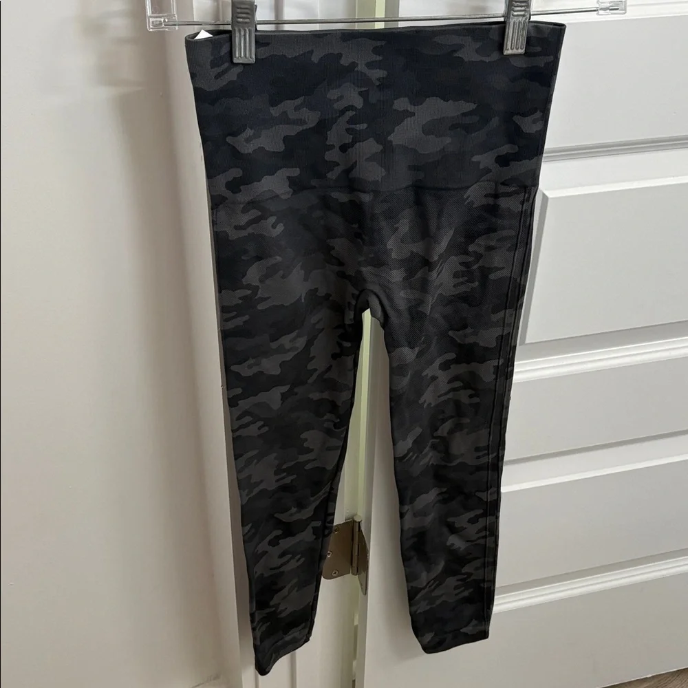 SPANX Look At Me Now seamless leggings feature a gray camo print size small